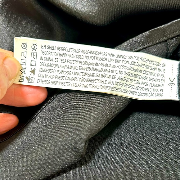 Black dress with zipper & built in bra. No rips or stains. Size small straplesss - Picture 6 of 6